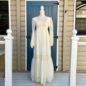 Vintage Nadine Elegan Ivy/off white Lace Maxi Dress Jr. Size 3